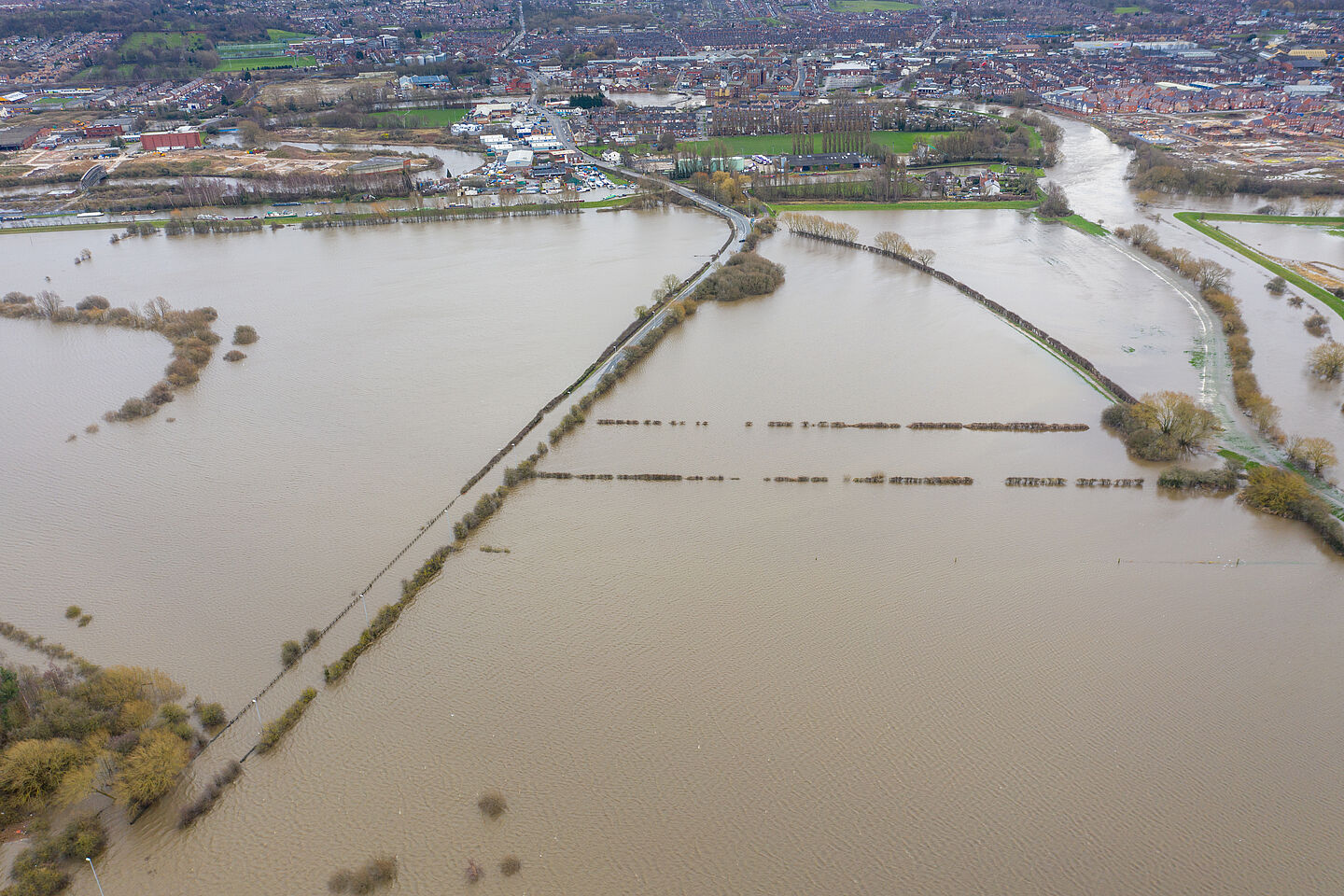 Überschwemmte Felder mit Stadt im Hintergrund