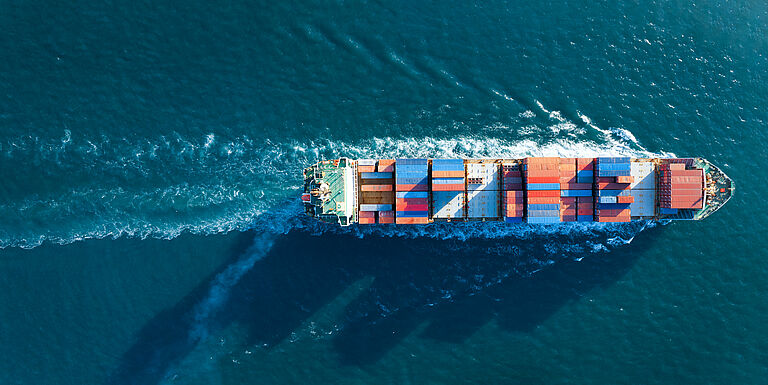 Containerschiff auf Meer von oben