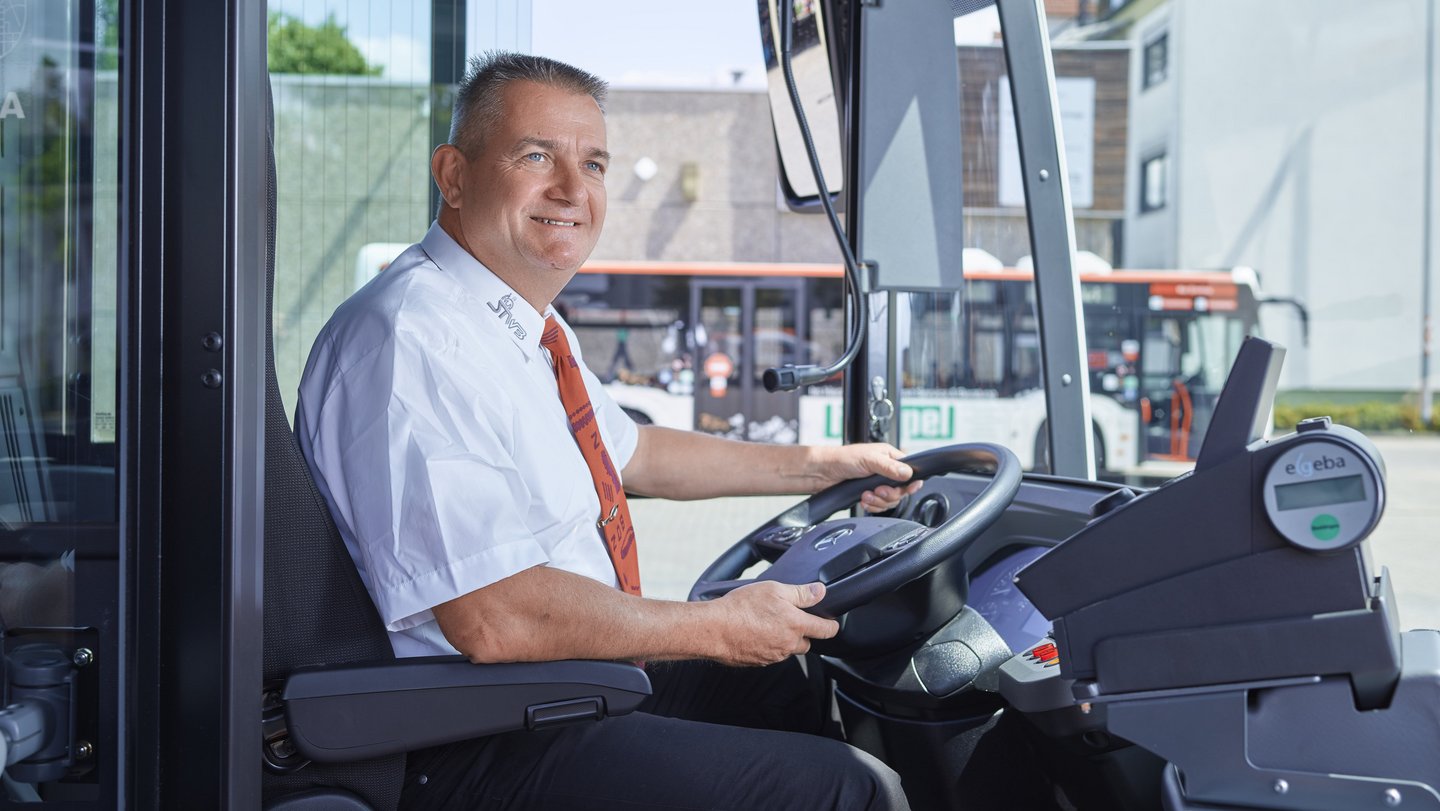 Busfahrer am Steuer