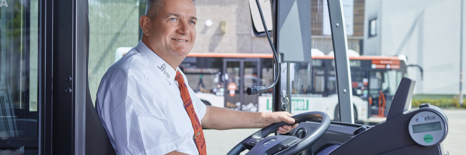 Busfahrer am Steuer