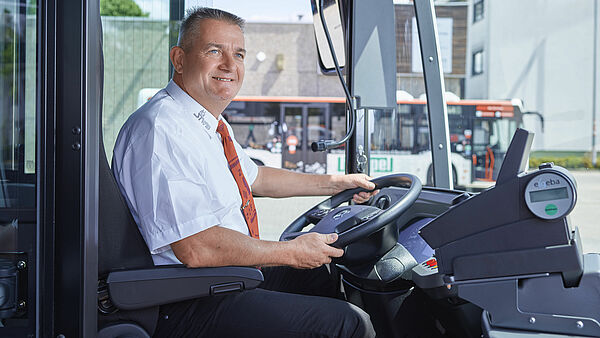 Busfahrer am Steuer