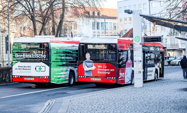 Zwei Elektrobusse am ZOB
