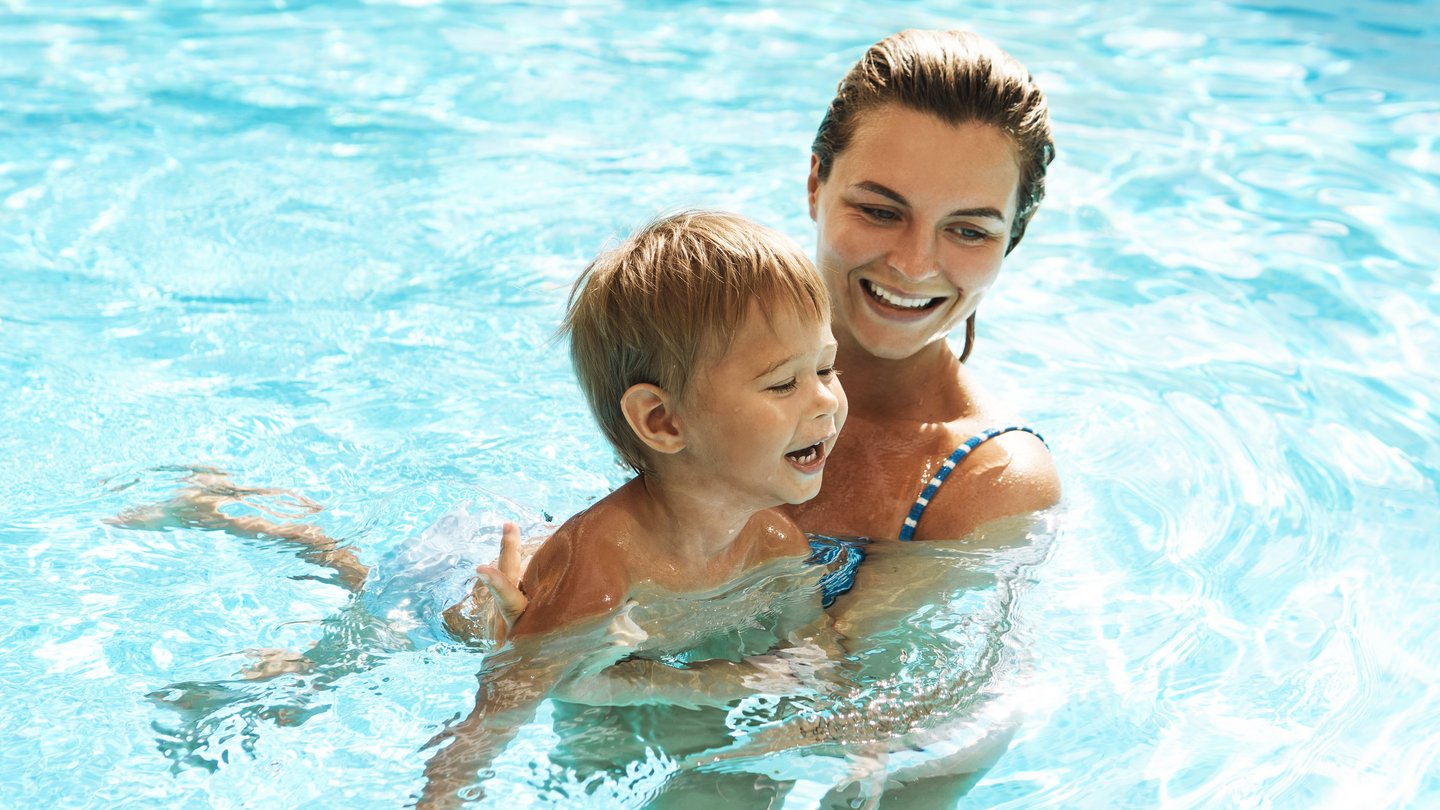 Frau und Kind im Schwimmbad
