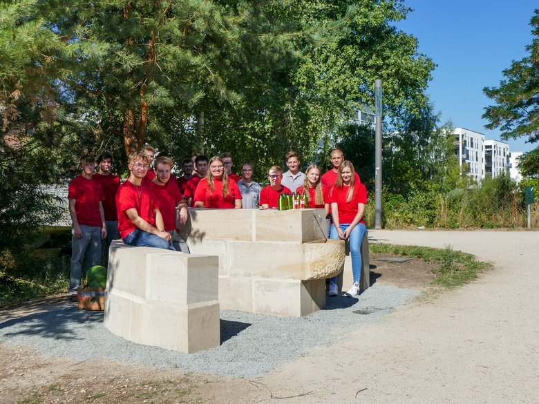 Auszubildende arbeiten an dem Azubiprojekt Brunnenbau