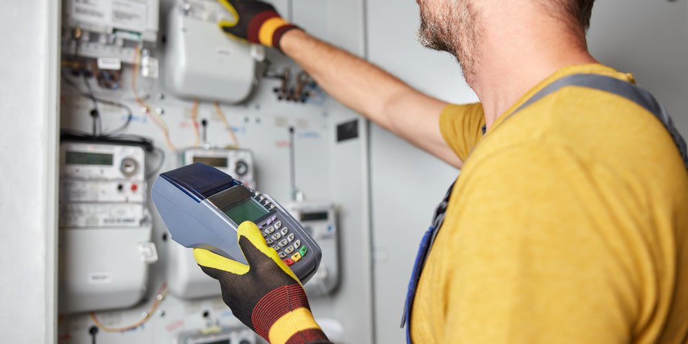 Elektriker vor Zählerkasten - adobeStock_962926034_Milan Gucic Elektriker vor Zählerkasten