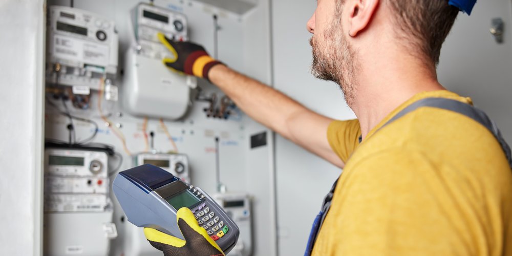 Elektriker vor Zählerkasten - adobeStock_962926034_Milan Gucic Elektriker vor Zählerkasten