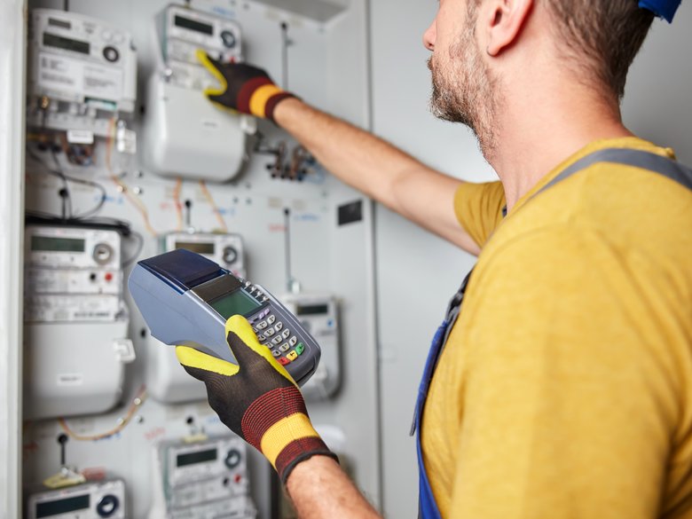 Elektriker vor Zählerkasten 