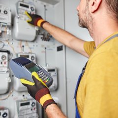 Elektriker vor Zählerkasten 
