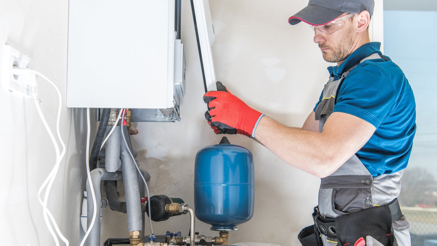 Stadtwerke Mitarbeiter arbeiten an Gastherme Stadtwerke Mitarbeiter arbeiten an Gastherme