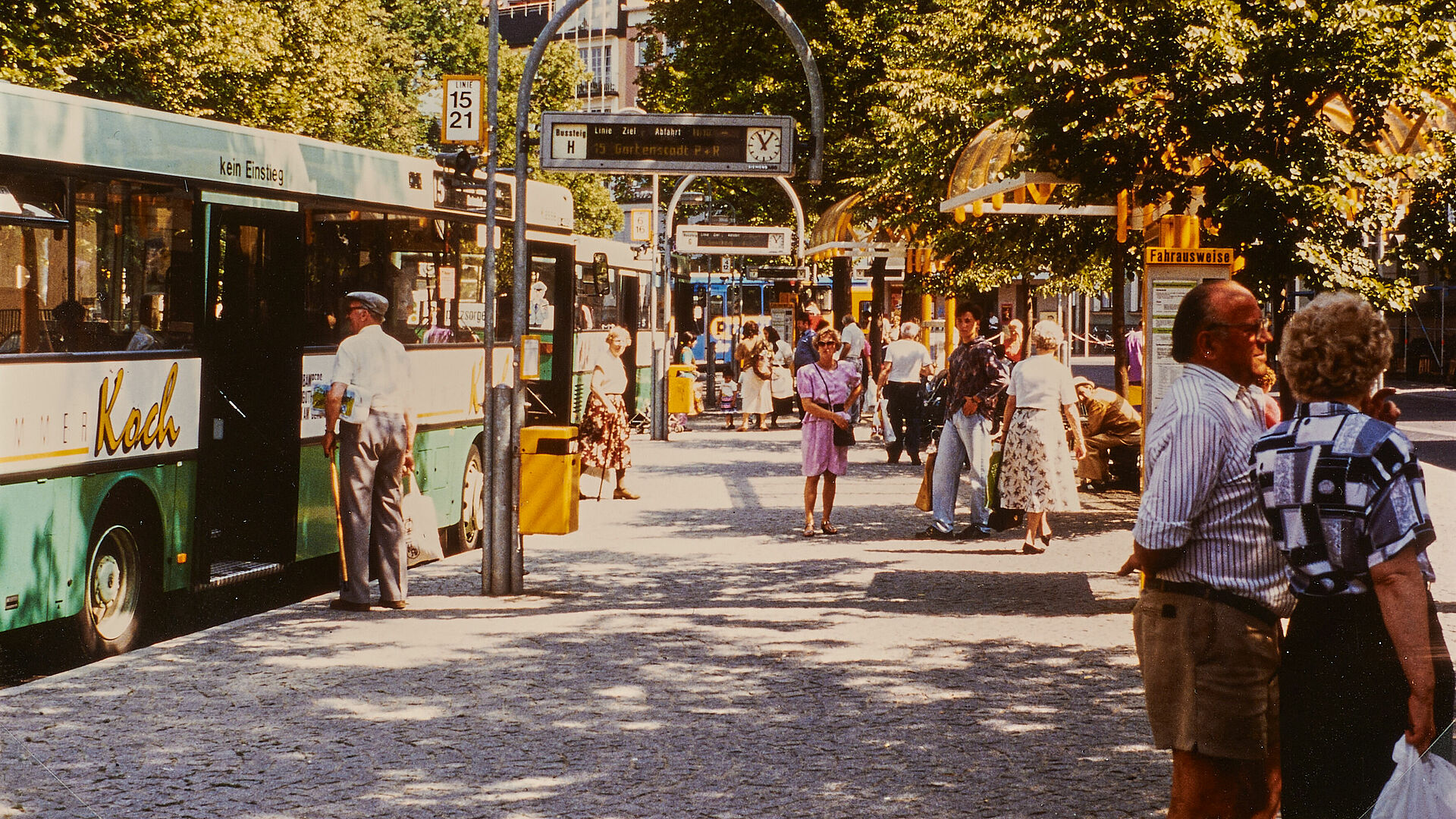 ZOB Bamberg 1988 Passanten warten auf ankommenden Bus
