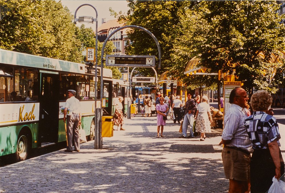 ZOB früher_Passanten mit ankommendem Bus ZOB Bamberg 1988 Passanten warten auf ankommenden Bus