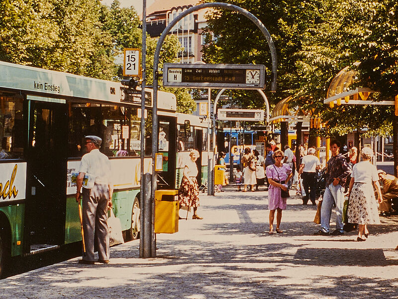 ZOB Bamberg 1988 Passanten warten auf ankommenden Bus