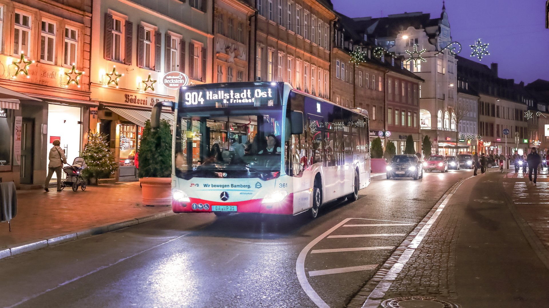 Bus Abends in Bamberg mit Weihnachtsbeleuchtung im Hintergrund