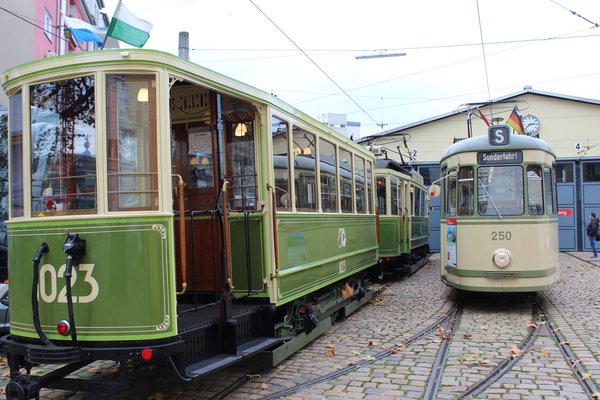 Historischer Stadtverkehr Historisches Straßenbahndepot St. Peter Straßenbahnen im Außenbereich des Historischen Straßenbahndepots St. Peter in Nürnberg
