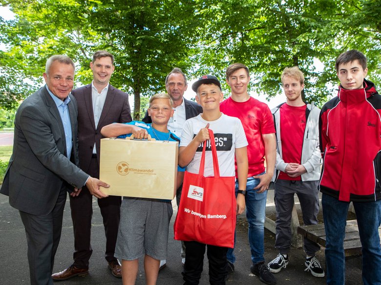Übergabe Klimakoffer Mittelschule Gaustadt mit Thorsten Glauber