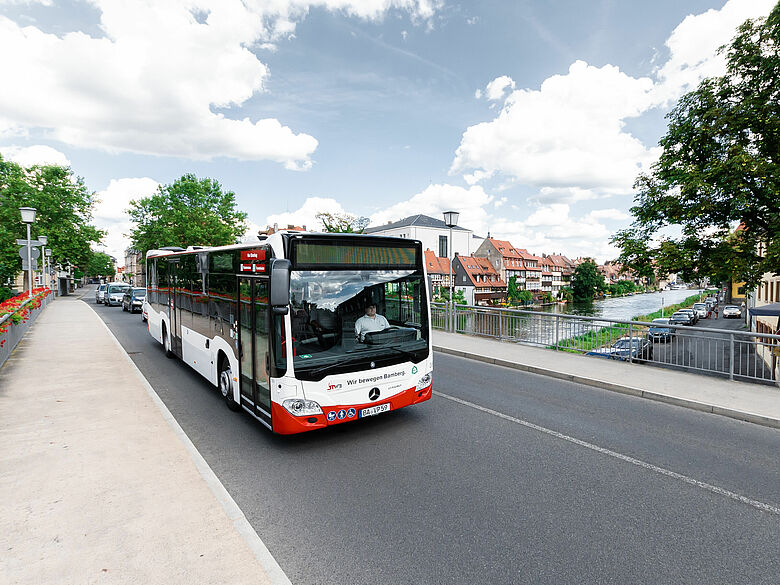 Bus fährt über Markusbrücke