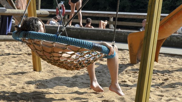 Hainbadestelle Junge in Vogelschaukel Hainbadestelle Junge in Vogelschaukel