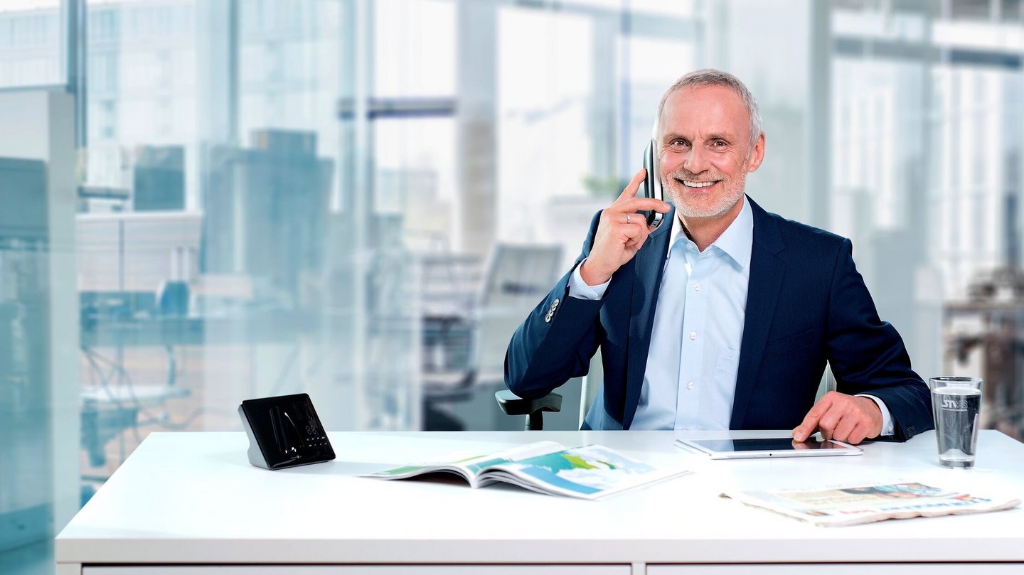 Lächelnder Mann der telefoniert