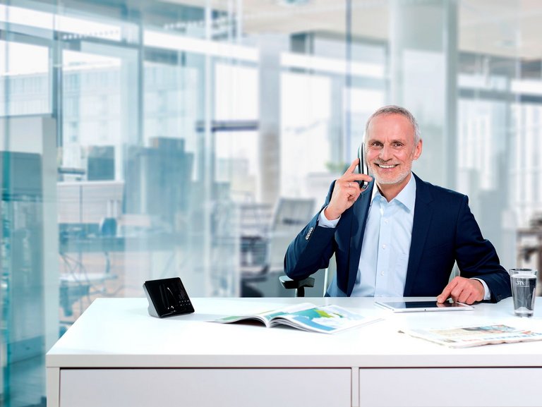 Lächelnder Mann der telefoniert