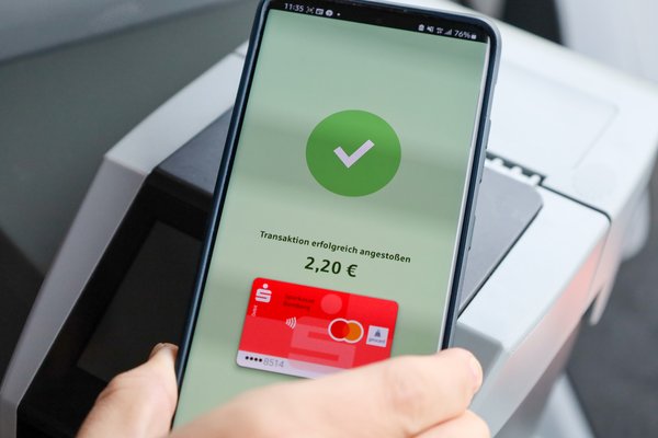 Handy am EC Kartenleser im Bus Handy am EC Kartenleser im Bus