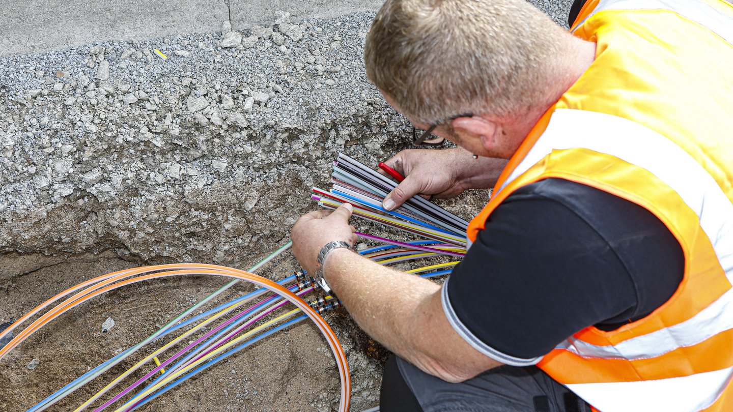 Glasfaserausbau in Bamberg Arbeit setzt Glasfaserbündel zusammen