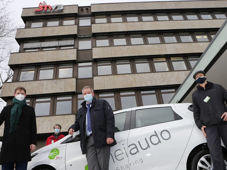 Herr Dr Fiedeldey vor dem meiaudo_E-Carsharing Auto