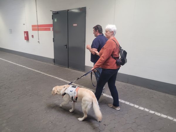 Heiko Wirth führt Elisabeth Seemüller mit Blindenhund Ofza
