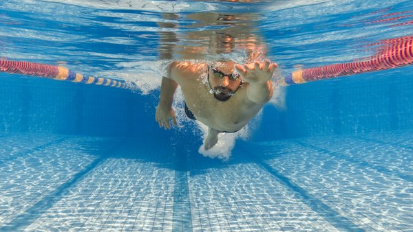 Schwimmer im Wasser