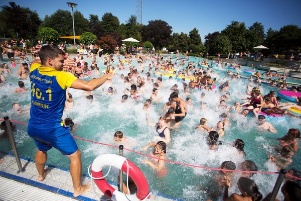 Poolparty im Schwimmbad