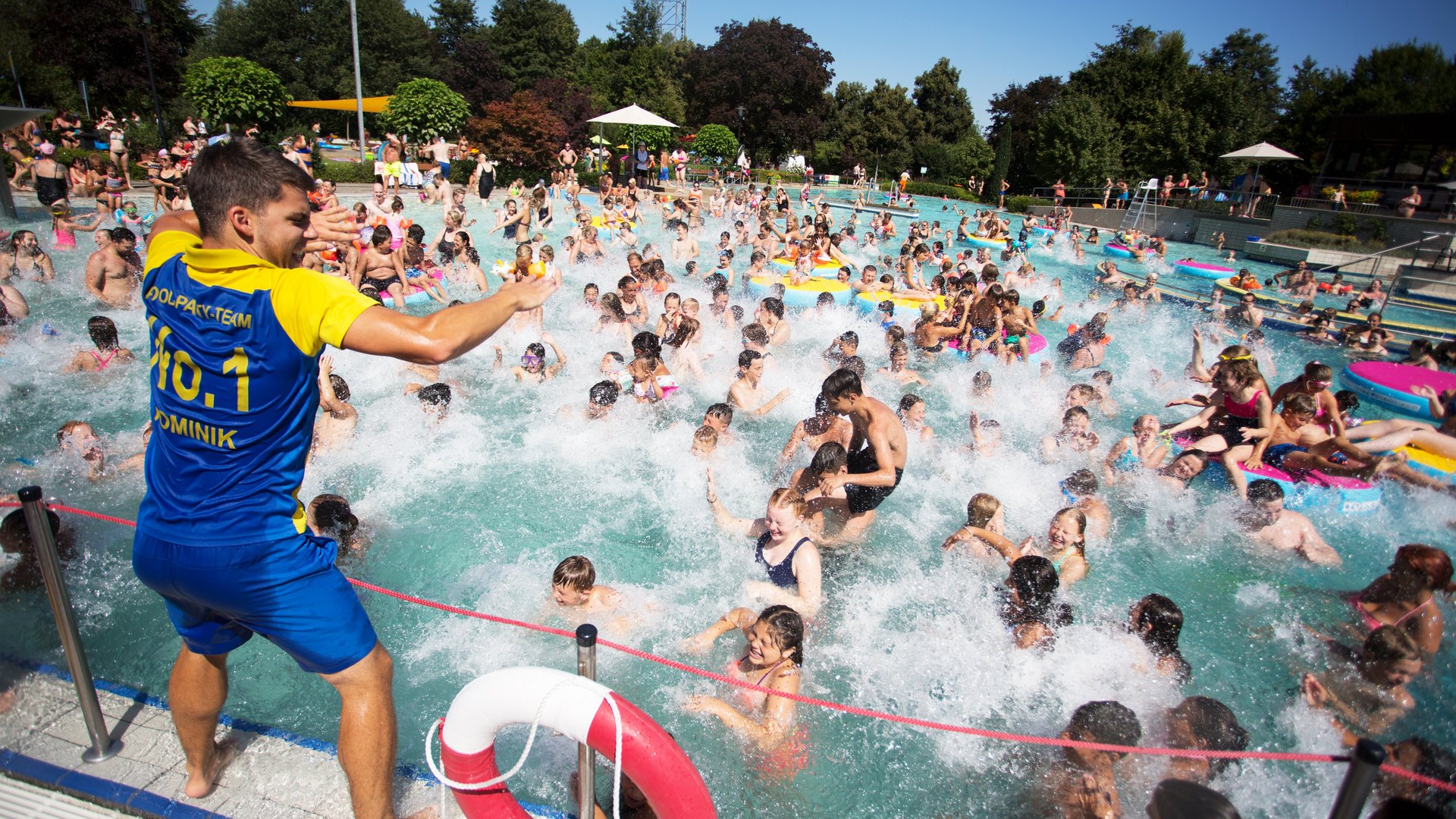 Poolparty im Schwimmbad