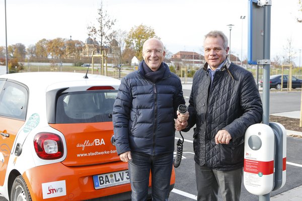 E-Ladesäulen in Memmelsdorf Bürgermeister Schneider Stadtwerke GF Fiedeldey E-Ladesäulen in Memmelsdorf Bürgermeister Schneider Stadtwerke GF Fiedeldey