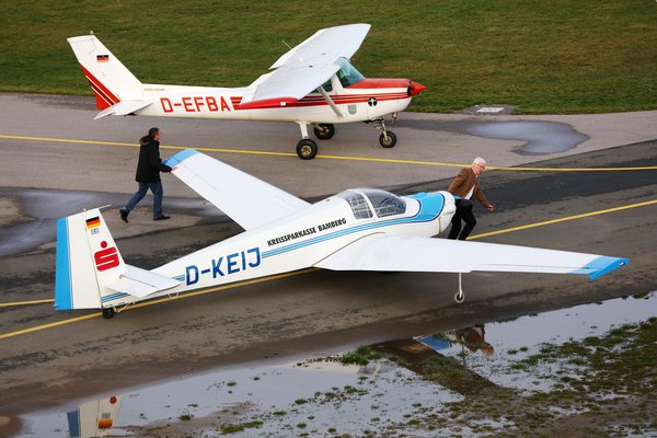 Zwei kleine Flugzeuge am Sonderlandeplatz Breitenau Zwei kleine Flugzeuge am Sonderlandeplatz