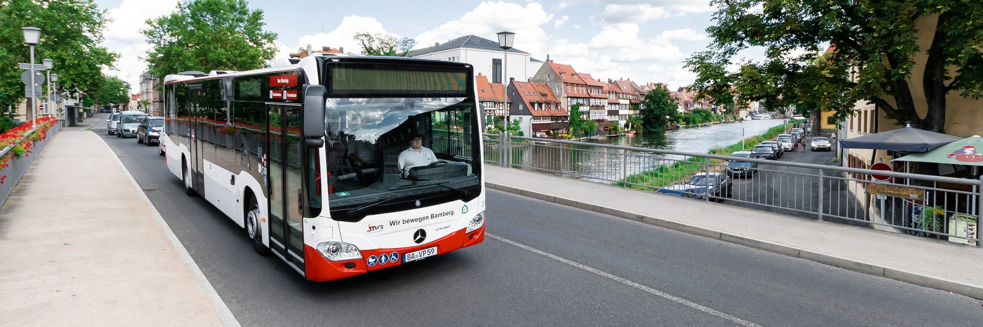 Bus fährt über Markusbrücke