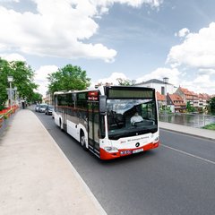 Bus fährt über Markusbrücke