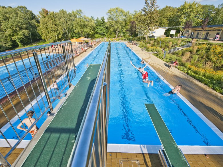 Junge springt ins Becken im Freibad Gaustadt