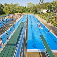 Junge springt ins Becken im Freibad Gaustadt
