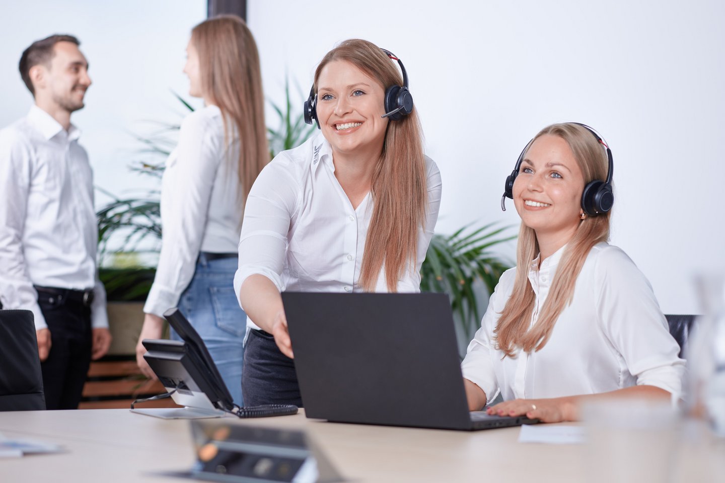 Ausbildung STWB Dialog Ausbildung STWB Dialog- Zwei Frauen lächeln in die Kamera