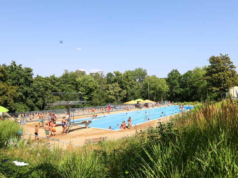 Becken mit Sprungturm und Grünanlagen Freibad Gaustadt in Bamberg