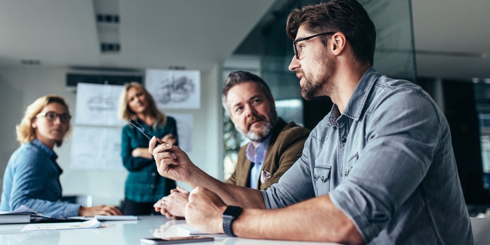 Gruppe von Mitarbeitenden im Büro