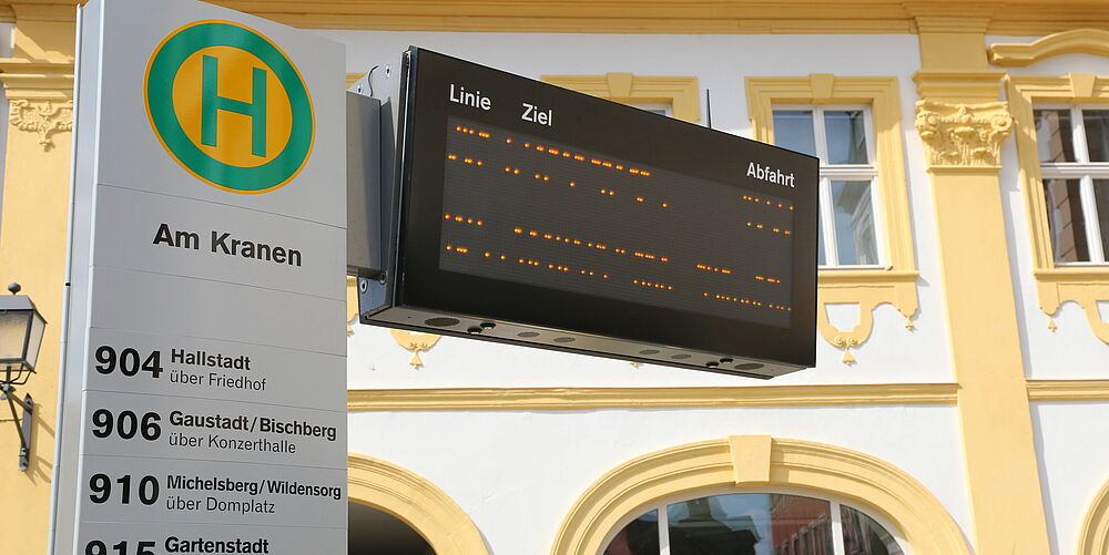 Haltestelle für Bus mit Fahrplan in Bamberg