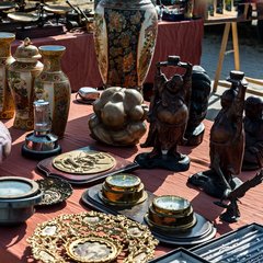 Flohmarkt mit antiken Gegenständen