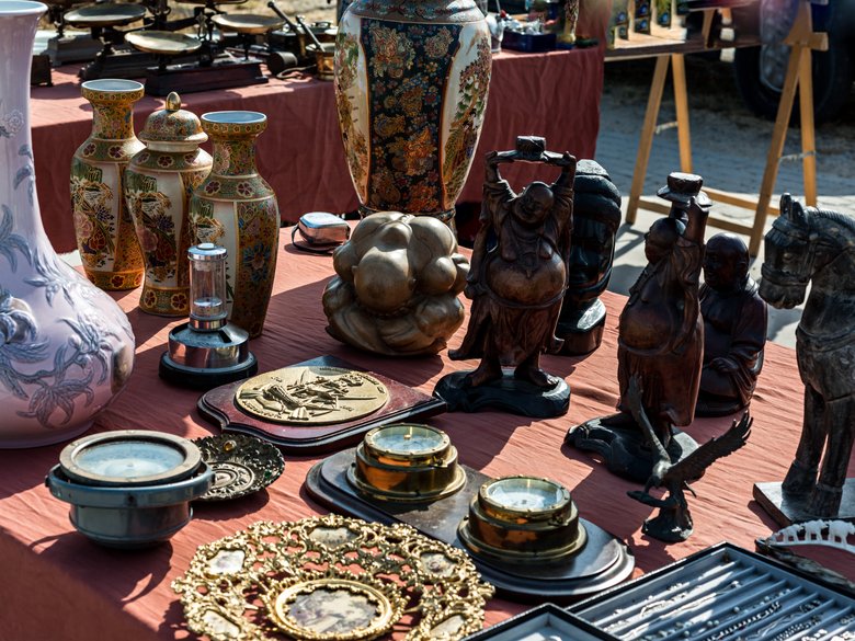 Flohmarkt mit antiken Gegenständen