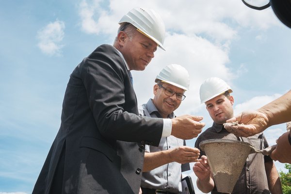 Stadtwerke-Geschäftsführer und Projektleiter bei der Probebohrung