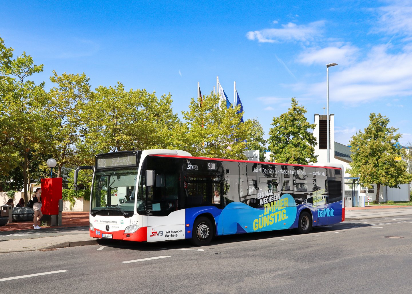 Bus baMbit Werbung Klinikum Bus mit baMbit Werbung am Klinikum