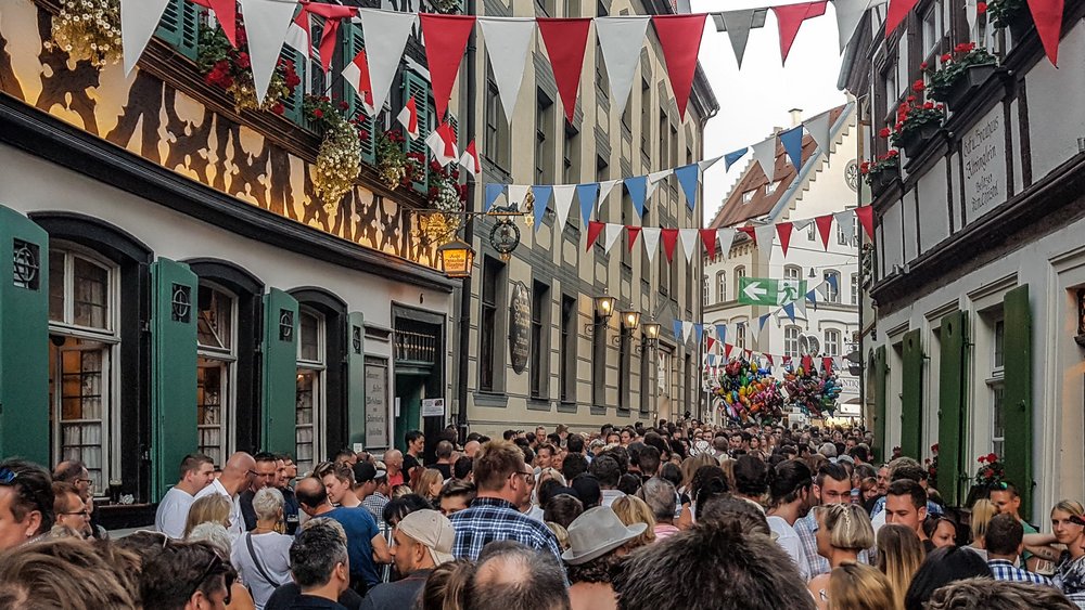 Fähnchen zur Sandkerwa in der Sandstraße vor dem Schlenkerla
