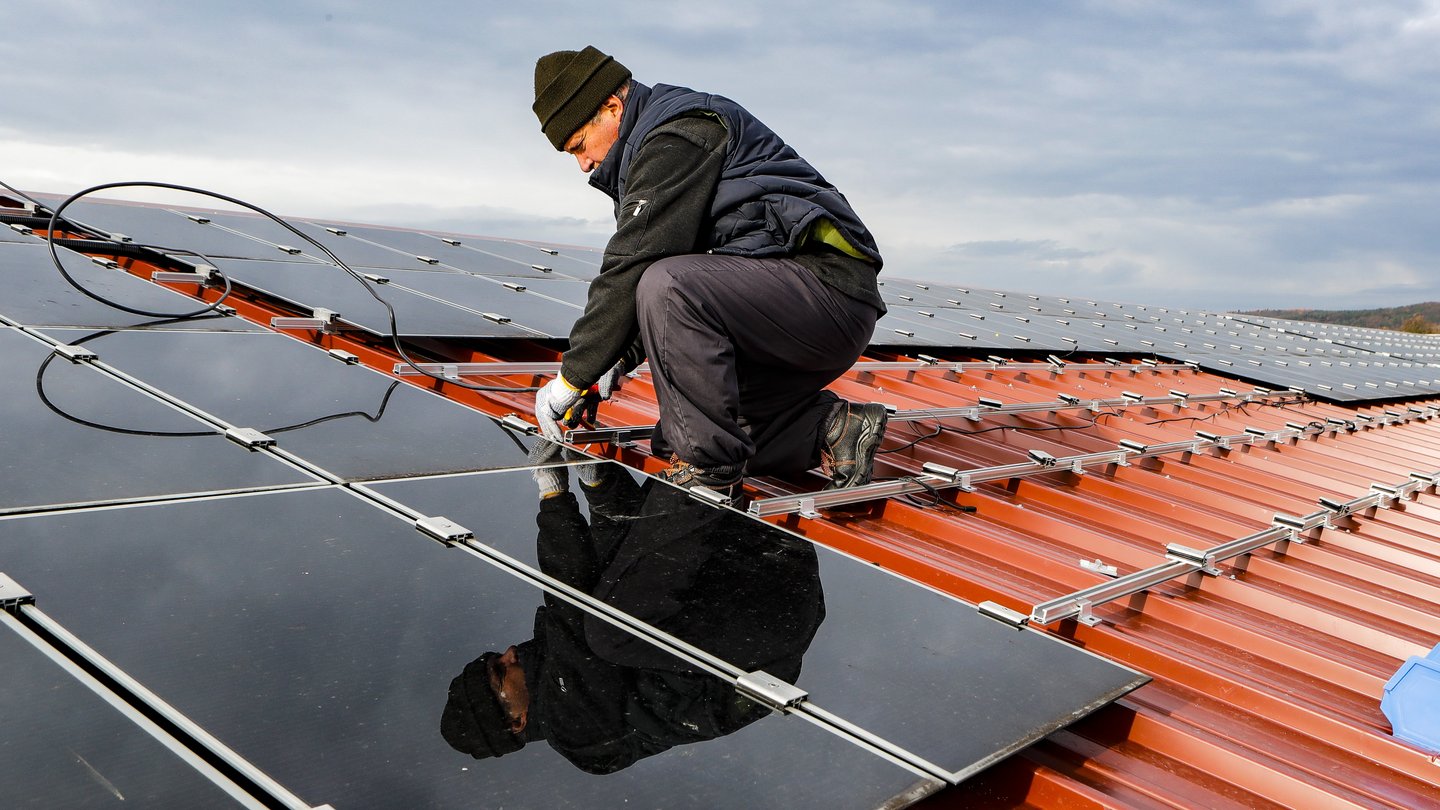 Arbeiter auf Photovoltaik-Anlage bei Metallbau Heim in Hallstadt