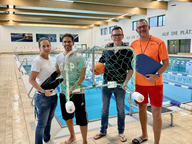 Übergabe Ausrüstung Schwimmunterricht