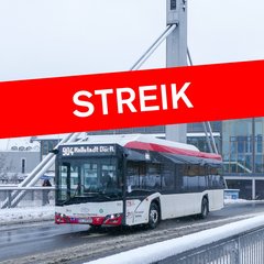 Busse fährt im Winter über Brücke mit Textbanner Streik
