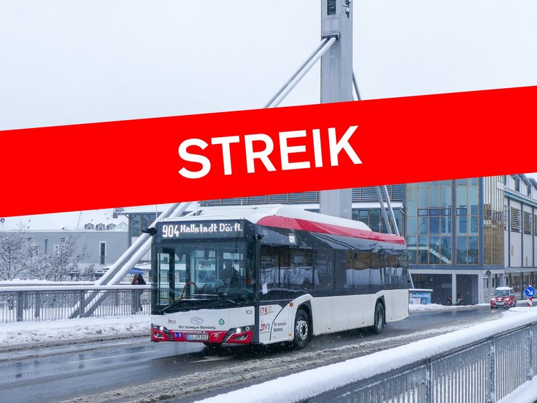 Busse fährt im Winter über Brücke mit Textbanner Streik