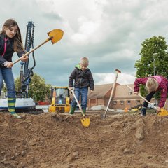 Kinder beim Spatenstich der Energiezentrale auf Lagarde